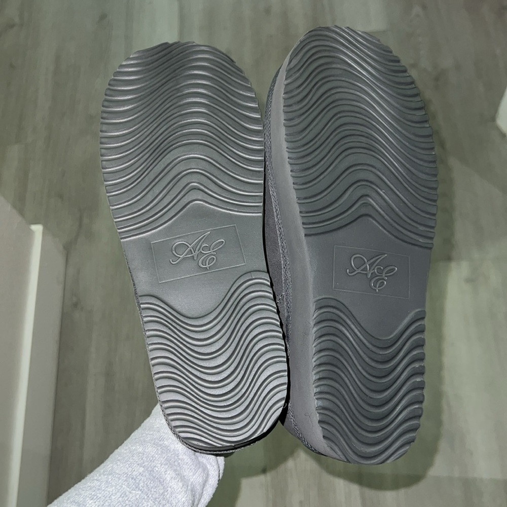 NWT AE The Hangout Slip-On Slippers - Picture 9 of 10